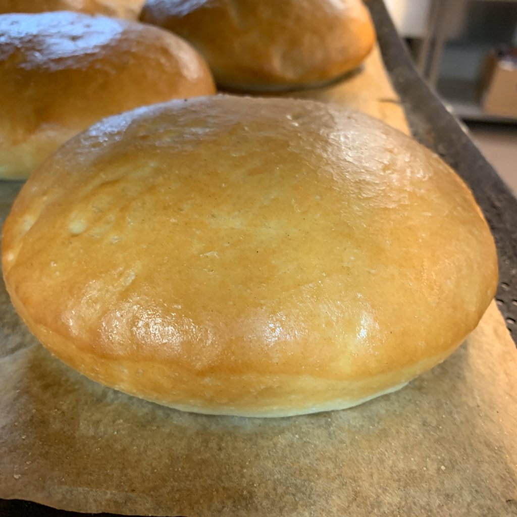 Färskbakat somunbröd i Väst Grillens bageri.