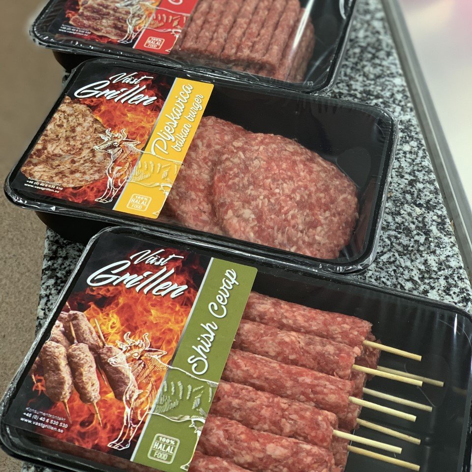 Förpackningar som innehåller Väst Grillens egna Cevapcici och Pljeskavica