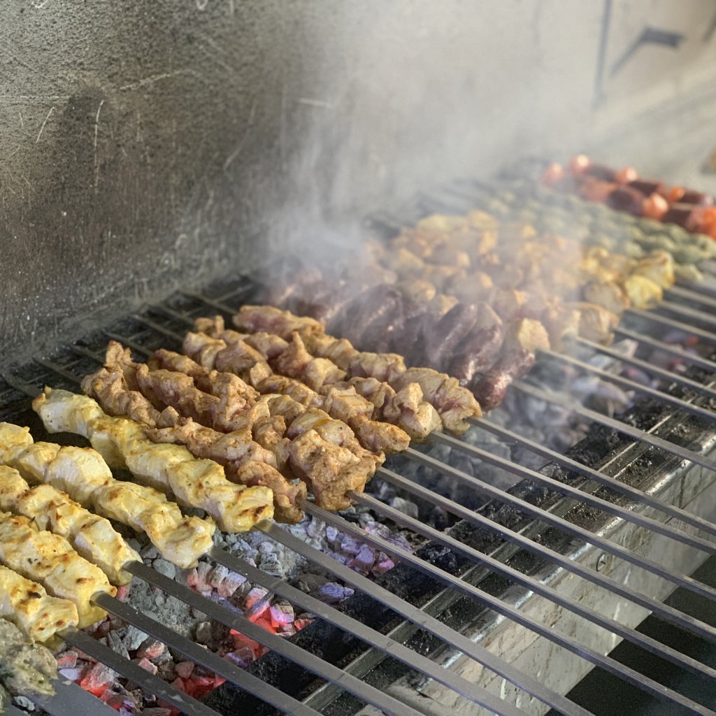 Grillspett som grillas i Väst Grillens köttbutik.