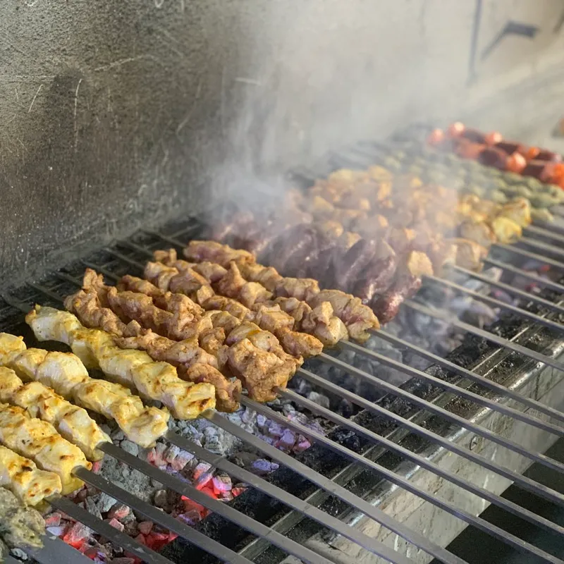 Spett på en grill, kyckling, kött.