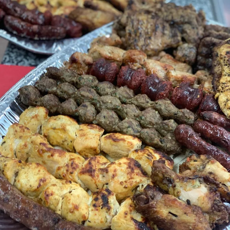 Spett på en grill, kyckling, kött, korv.