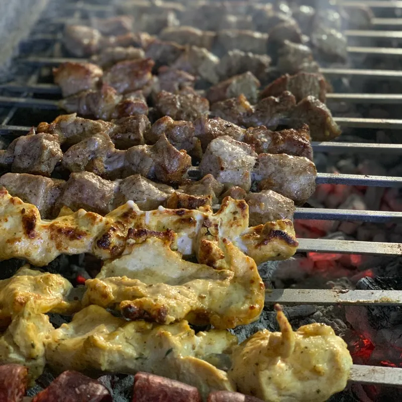 Spett på en grill, kycling, kött.