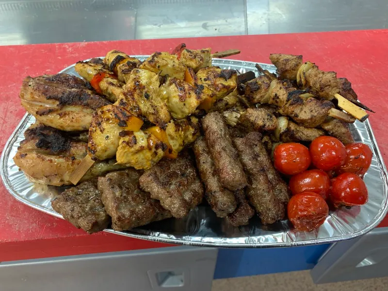 Plåt med cevapcici, kycklingspett, kött, tomater.