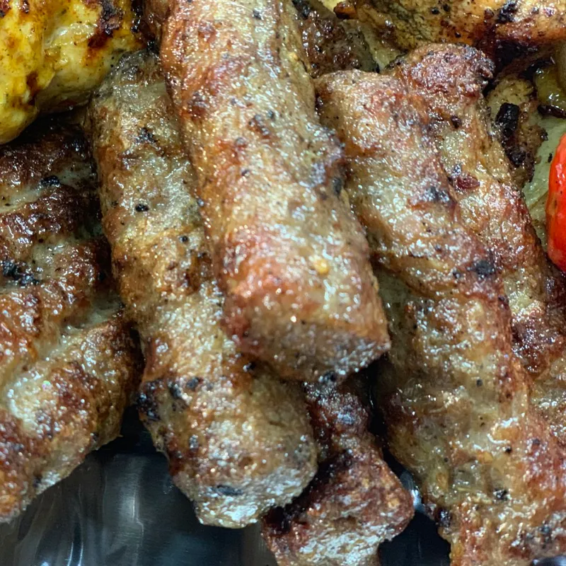 Närbild på Väst Grillens cevapcici.