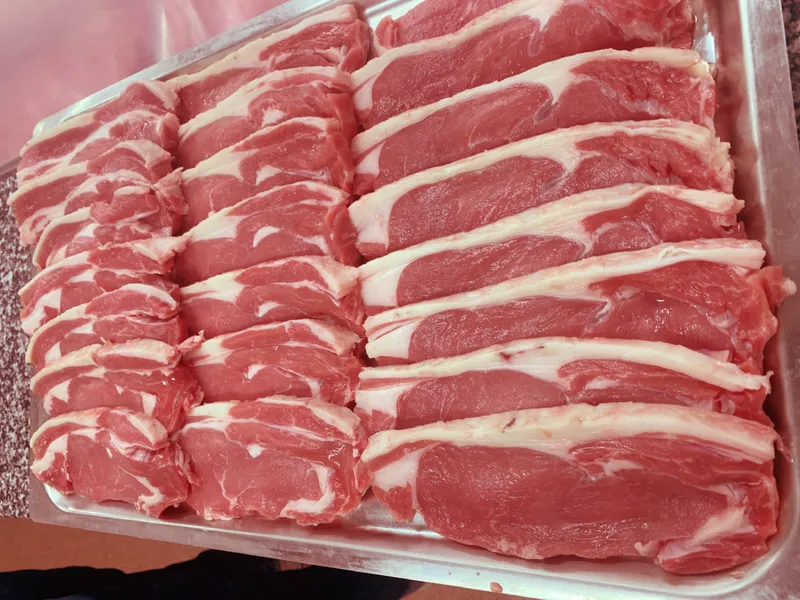 Kalvkött uppradat på en bricka.