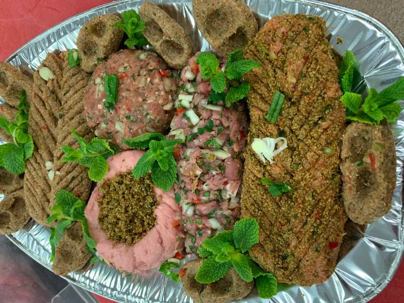 Kibbe, rå kött med grönsaker.